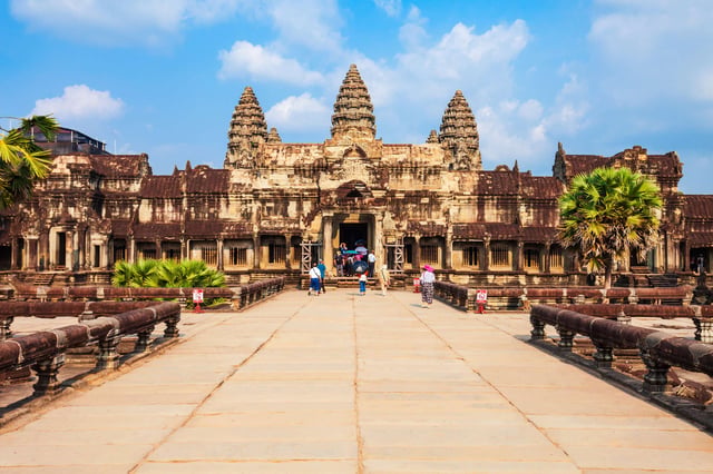 ปราสาทนครวัดในเสียมเรียบ ประเทศกัมพูชา นครวัดเป็นอนุสรณ์สถานทางศาสนาที่ใหญ่ที่สุดในโลก