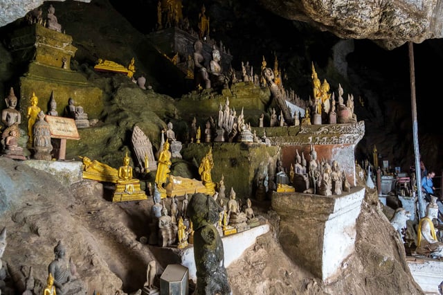 รูปปั้นพระพุทธเจ้าในถ้ำปะกอวัน
