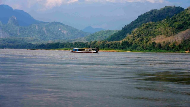 ล่องเรือท่องเที่ยวในประเทศลาว