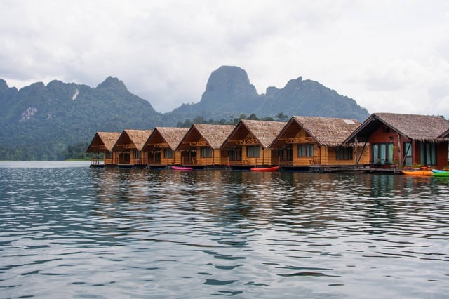 บ้านพักลอยน้ำ