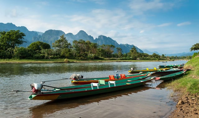 เรือหางยาวล่องแม่น้ำซอง เมืองวังเวียง ประเทศลาว เรือหางยาวล่องแม่น้ำซอง เมืองวังเวียง ประเทศลาว