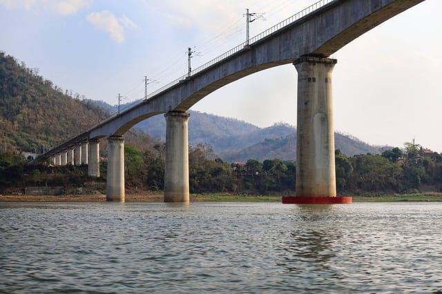 สะพานรถไฟข้ามแม่น้ำโขงในจังหวัดหลวงพระบาง สำหรับรถไฟความเร็วสูงลาว-จีน