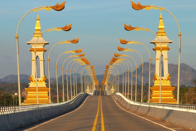 สะพานชายแดนไทย-ลาวในช่วงกลางวัน